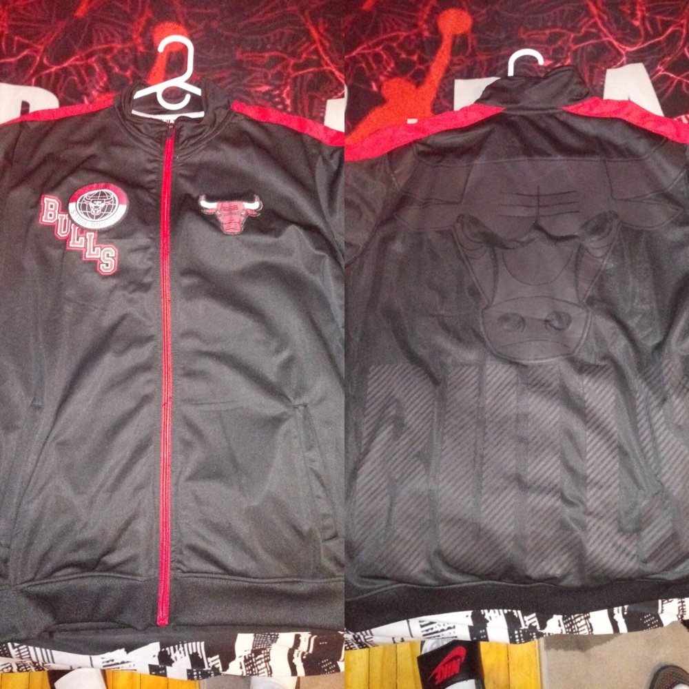 Men’s Light Weight zip up BULLs...